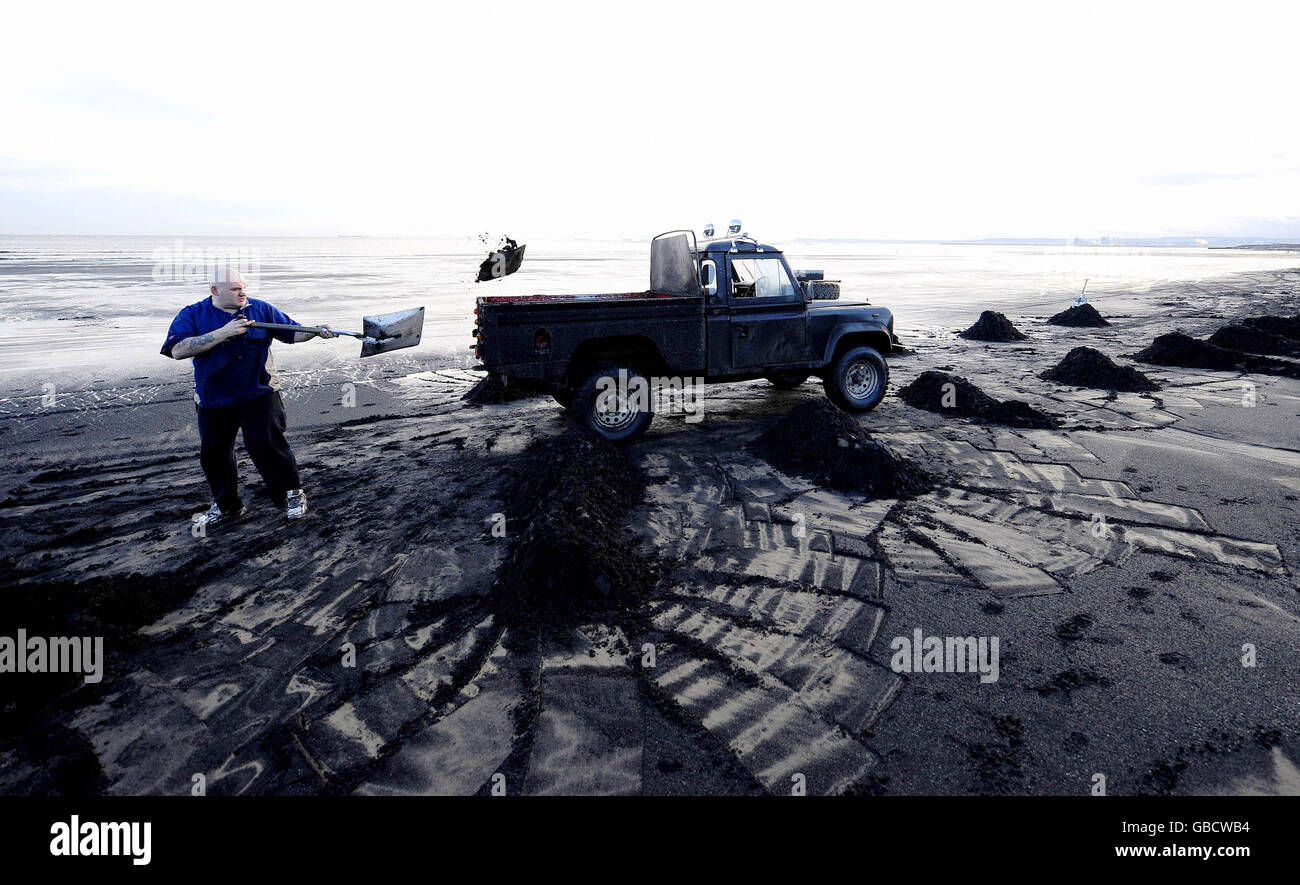 Le charbon de mer est extrait d'une plage de Hartlepool et chargé sur un camion. Plusieurs tonnes de charbon sont déversées sur les plages depuis les coutures en mer et fournissent des revenus à ceux qui sont prêts à braver les éléments. Banque D'Images