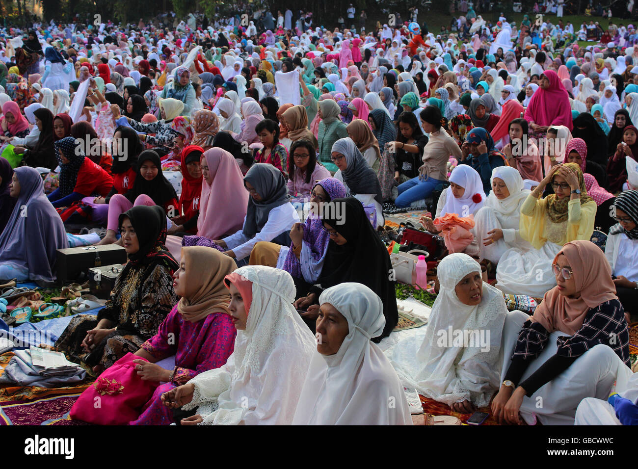 Bogor, Indonésie. Le 06 juillet, 2016. Croyants musulmans priant sur l'Eid dans Kebun Raya Bogor, Indonésie. Des milliers de résidents de Bogor tout en subissant d'autres Eid salat 1 Shaww ?l 1437 Hijri. Le maire de Bogor Bima Arya inscrivez-vous la prière ensemble avec le secrétaire d'Ade Sarip Bogor Hidayat et vice-président de Bogor DRPD Heri Cahyoo et le chef de la congrégation avec les musulmans. Credit : Sutrisno Jambul /Pacific Press/Alamy Live News Banque D'Images