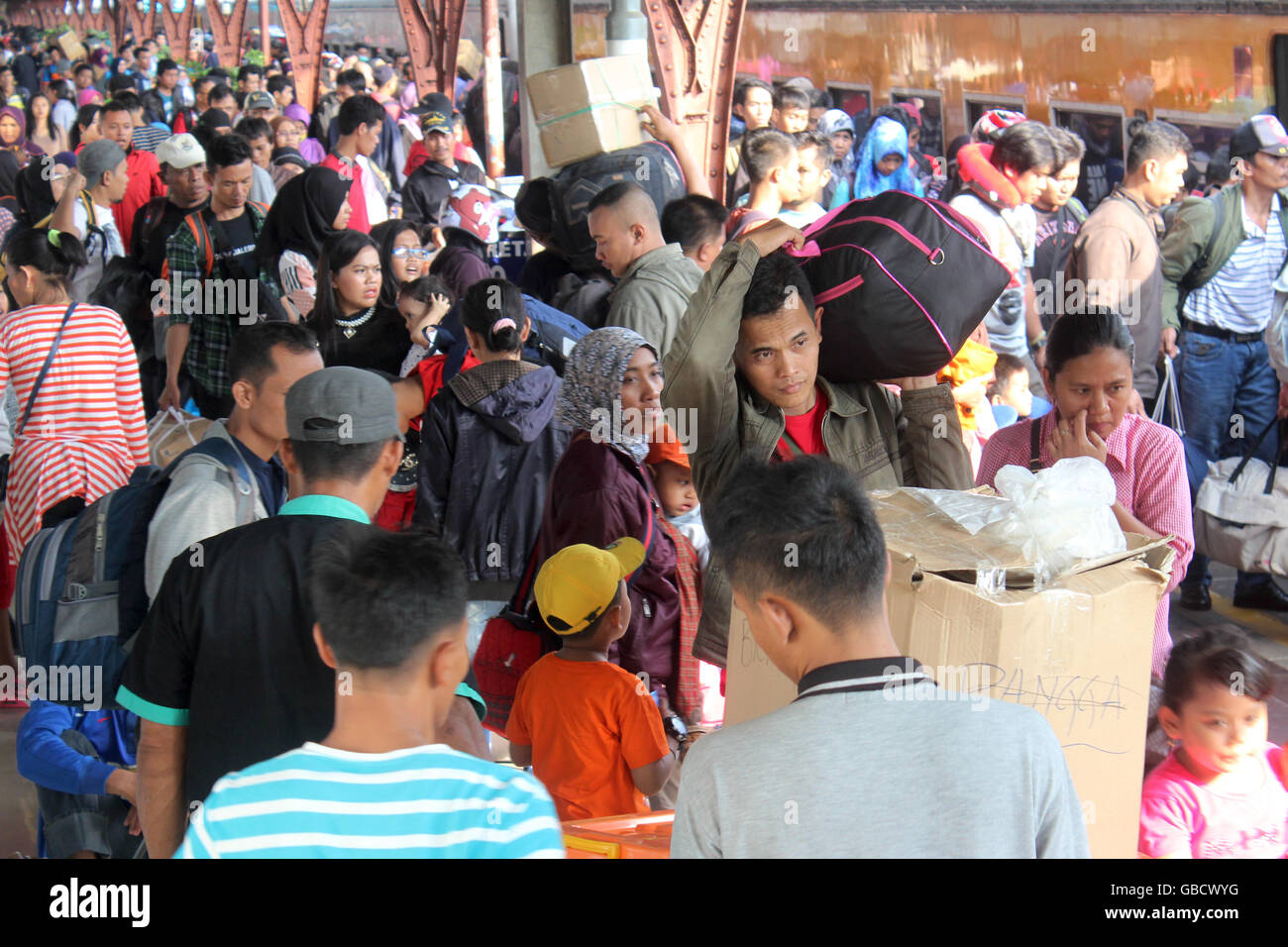 Jakarta, Indonésie. Le 06 juillet, 2016. Croyants musulmans priant sur l'Eid dans Kebun Raya Bogor, Indonésie. Des milliers de résidents de Bogor tout en subissant d'autres Eid salat 1 Shaww ?l 1437 Hijri. Le maire de Bogor Bima Arya inscrivez-vous la prière ensemble avec le secrétaire d'Ade Sarip Bogor Hidayat et vice-président de Bogor DRPD Heri Cahyoo et le chef de la congrégation avec les musulmans. Credit : Sutrisno Jambul /Pacific Press/Alamy Live News Banque D'Images