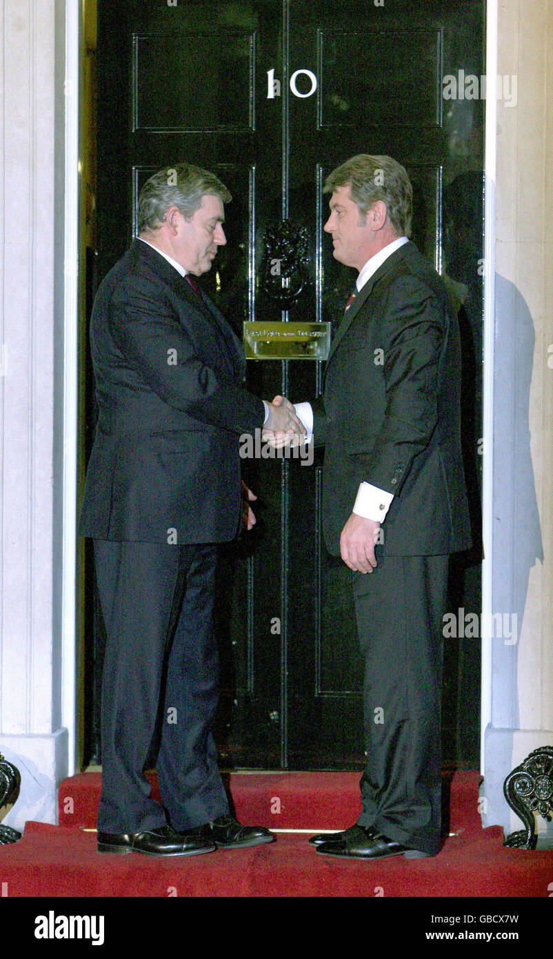 Le Premier ministre britannique Gordon Brown (à gauche) salue le président ukrainien Victor Iouchtchenko devant le 10 Downing Street, Londres, pour discuter du conflit gazier opposant son pays à la Russie. Banque D'Images