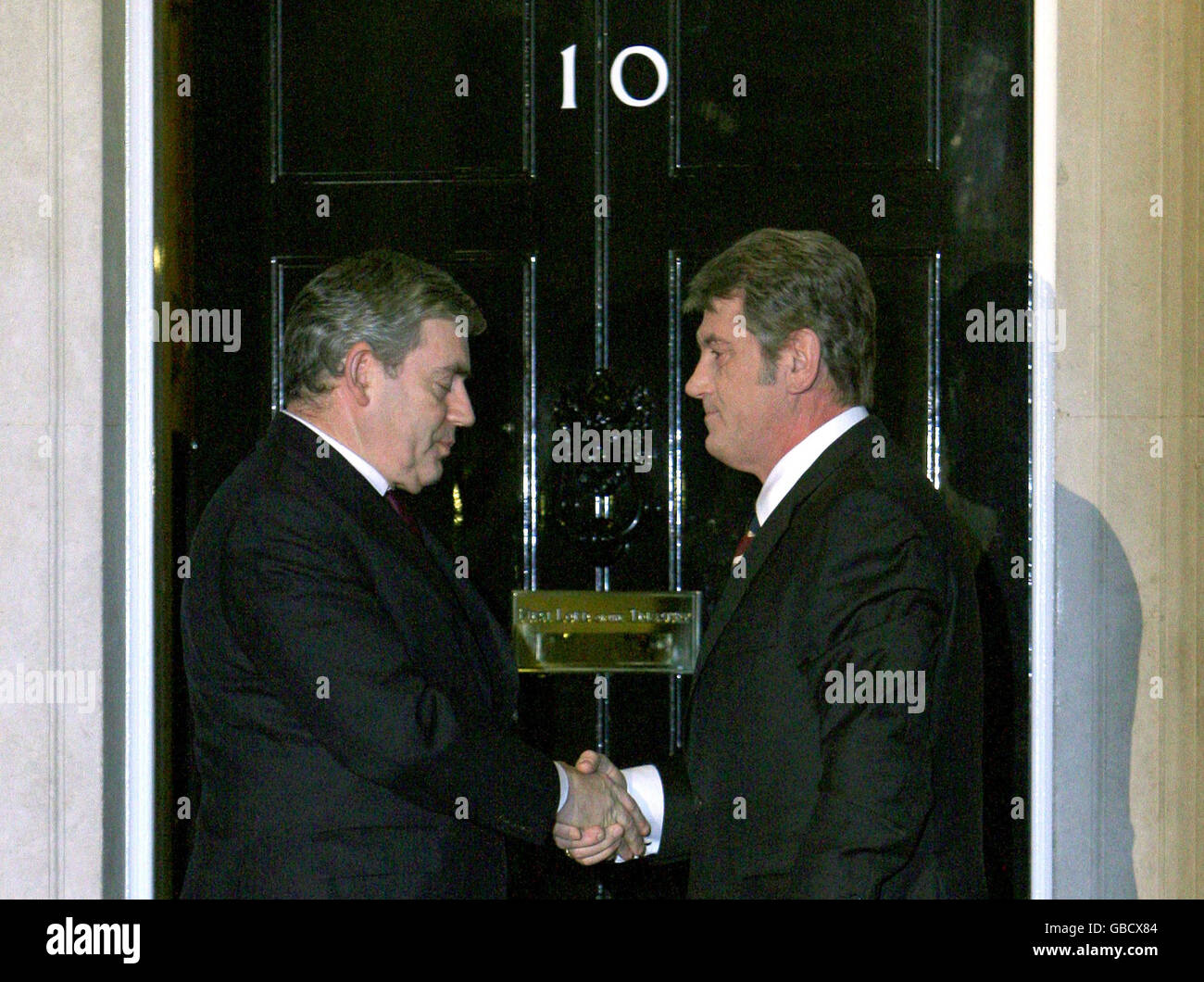 Le Premier ministre britannique Gordon Brown (à gauche) salue le président ukrainien Victor Iouchtchenko devant le 10 Downing Street, Londres, pour discuter du conflit gazier opposant son pays à la Russie. Banque D'Images