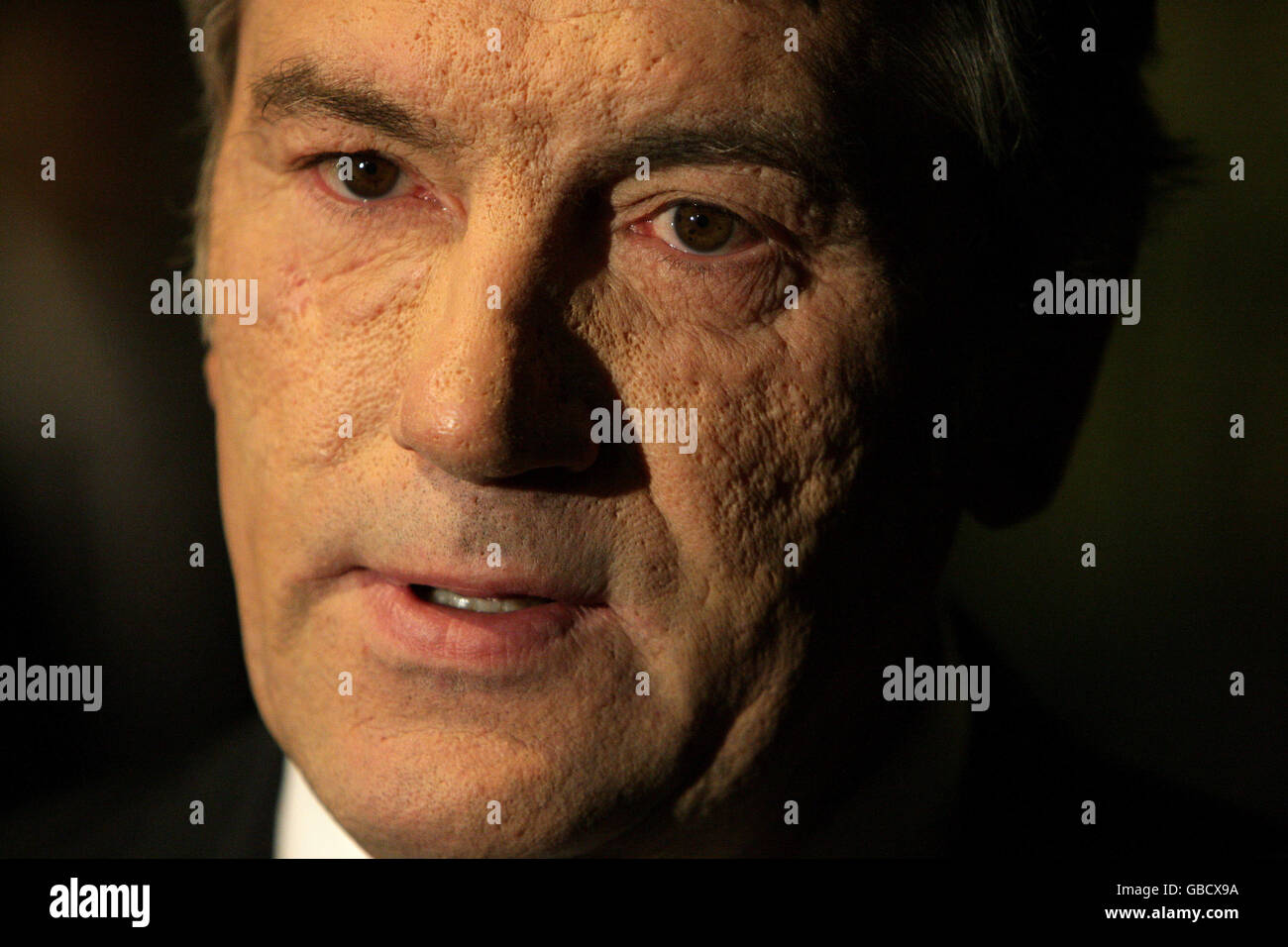 Le président ukrainien Victor Iouchtchenko s'adresse aux médias à l'extérieur du 10 Downing Street, Londres, après avoir rencontré le Premier ministre britannique Gordon Brown. Banque D'Images