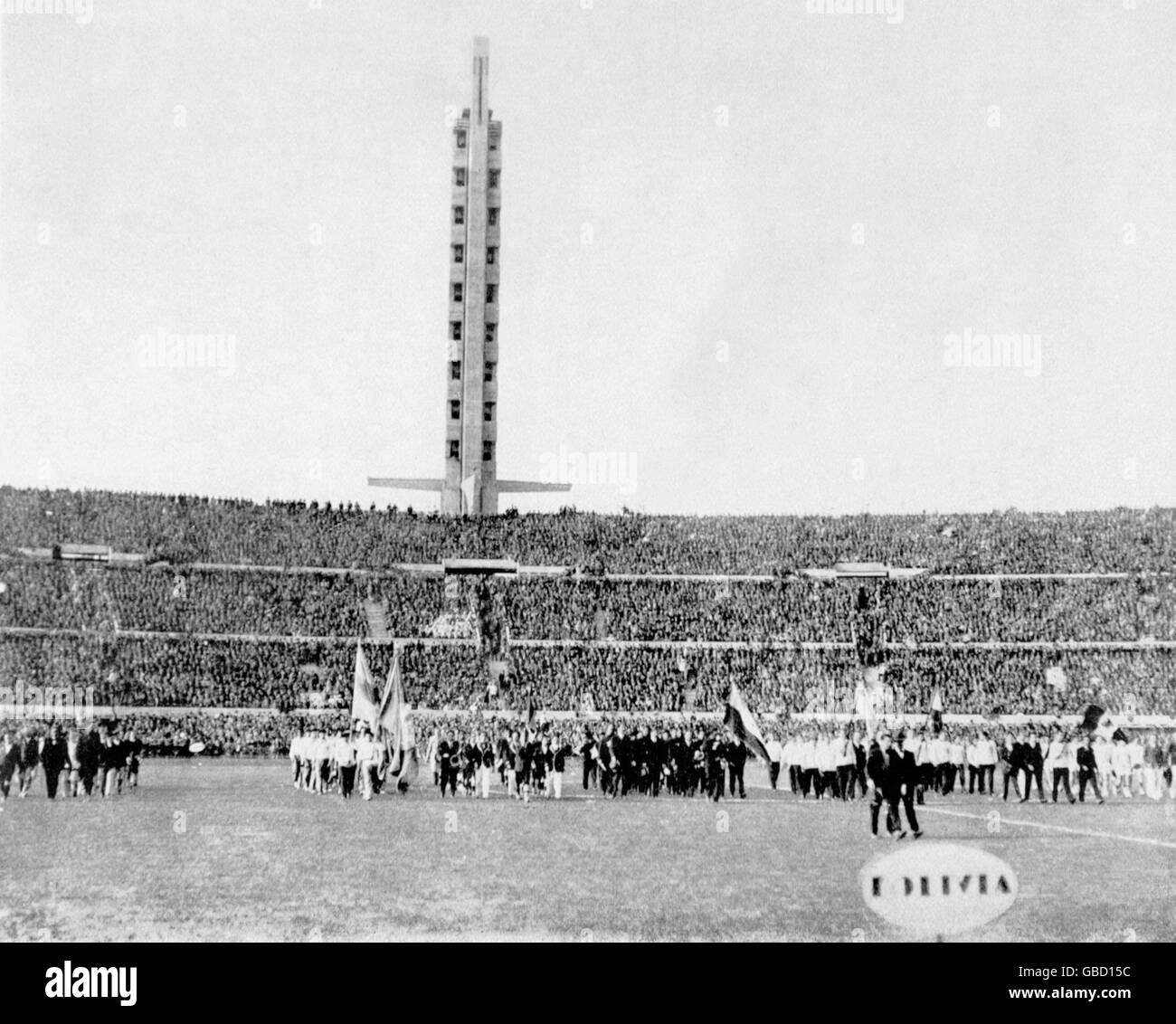 La cérémonie d'ouverture a lieu dans le stade du Centenaire nouvellement inauguré, à Montevideo, cinq jours après le début du tournoi.Le stade a été achevé quelques heures avant le début du match, après que les ouvriers aient fait des travaux de toilette pendant cinq jours et nuits pour terminer Banque D'Images