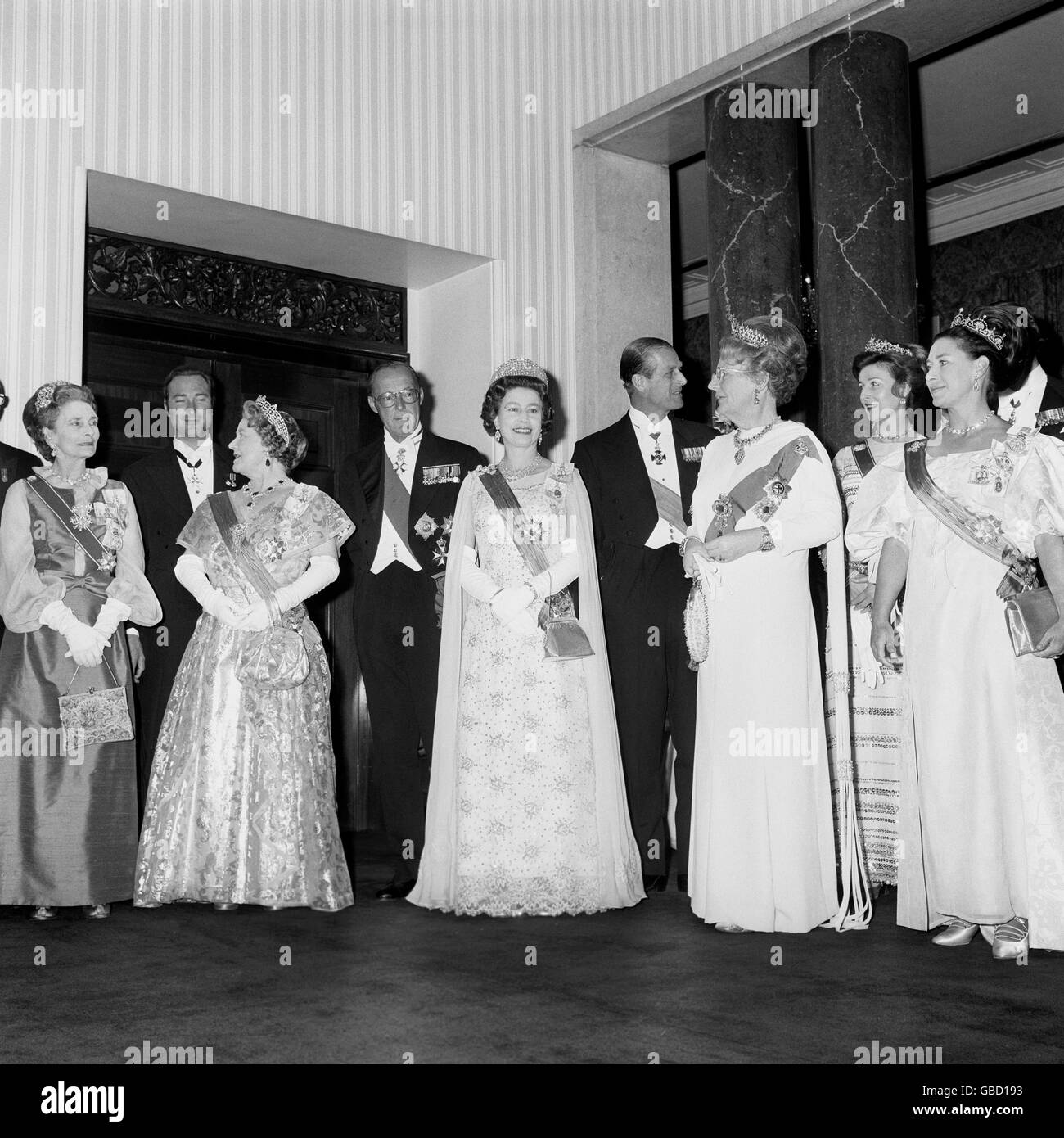 La reine Juliana et le prince Bernhard des pays-Bas avec la reine Elizabeth II et le duc d'Édimbourg au banquet qu'ils ont donné à la salle des charpentiers pour la reine. De gauche à droite : la duchesse de Gloucester, le prince William de Gloucester, la reine mère, le prince Bernhard, la reine, le duc d'Édimbourg, la reine Juliana, la princesse Alexandra et la princesse Margaret. Banque D'Images