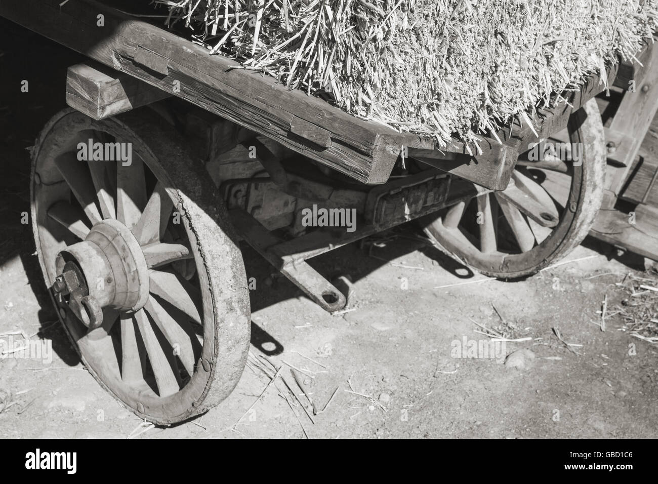 Fragment d'une vieille charrette de foin avec rural, photo en noir et blanc Banque D'Images