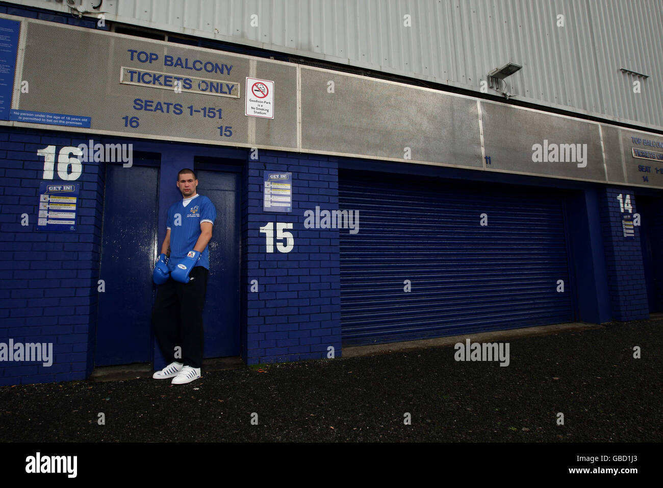 Tony Bellew, boxeur de Liverpool et fan du FC Everton, pose à l'extérieur de Goodison Park, à Liverpool. Banque D'Images