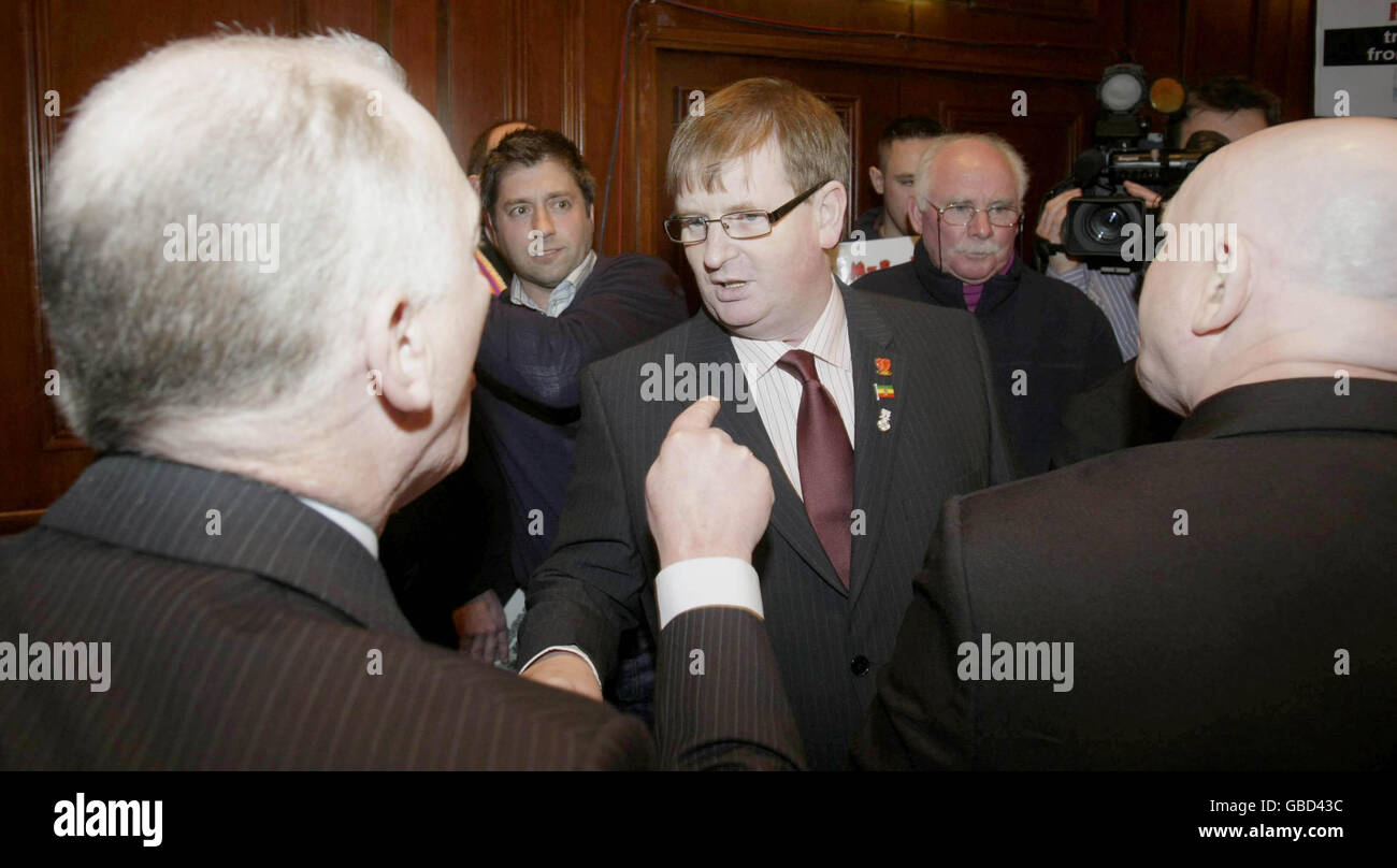 Willie Frazer (au centre), qui a perdu des membres de sa famille dans les troubles de l'Irlande du Nord, réagit avec colère alors que les manifestants s'affrontent à Belfast aujourd'hui avant le lancement d'un rapport sur la gestion de trois décennies de violence. Banque D'Images