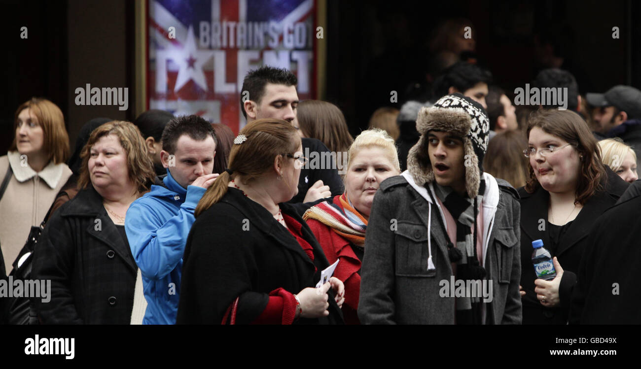 Hopefuls file d'attente aux auditions ouvertes de Britain's Got Talent à Hammersmith Apollo dans l'ouest de Londres. Banque D'Images