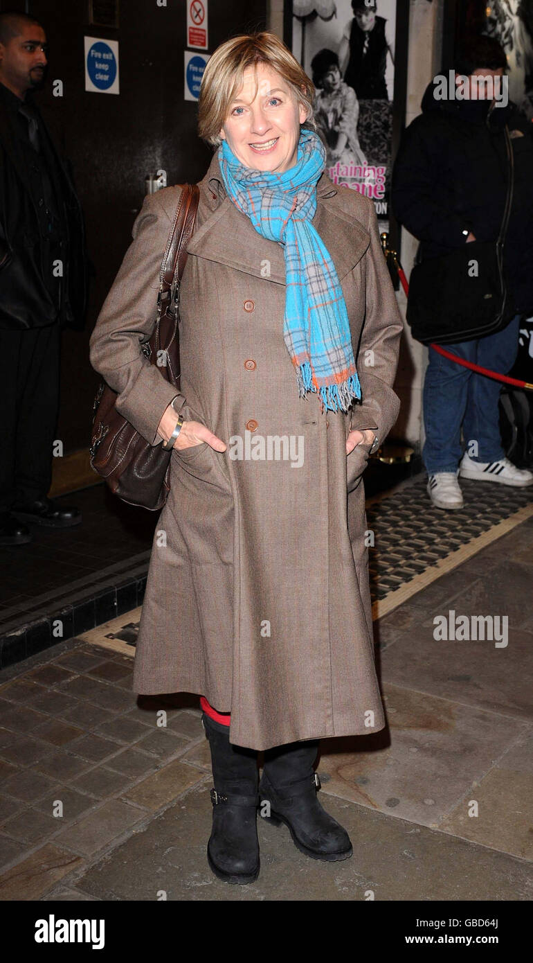 Victoria Wood arrive pour la soirée presse de l'Entertaining M. Sloane aux studios Trafalgar à Londres. Banque D'Images