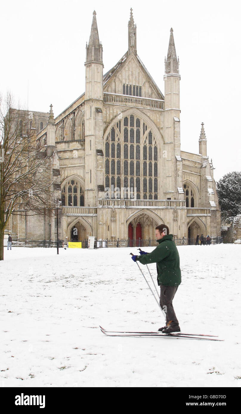 Alex Wardle se dirige vers la cathédrale de Winchester à bord de skis après de fortes chutes de neige. Banque D'Images