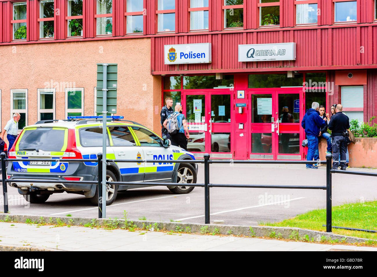 Motala, Suède - 21 juin 2016 : personnes debout à l'extérieur du poste de police ayant un argument. Banque D'Images