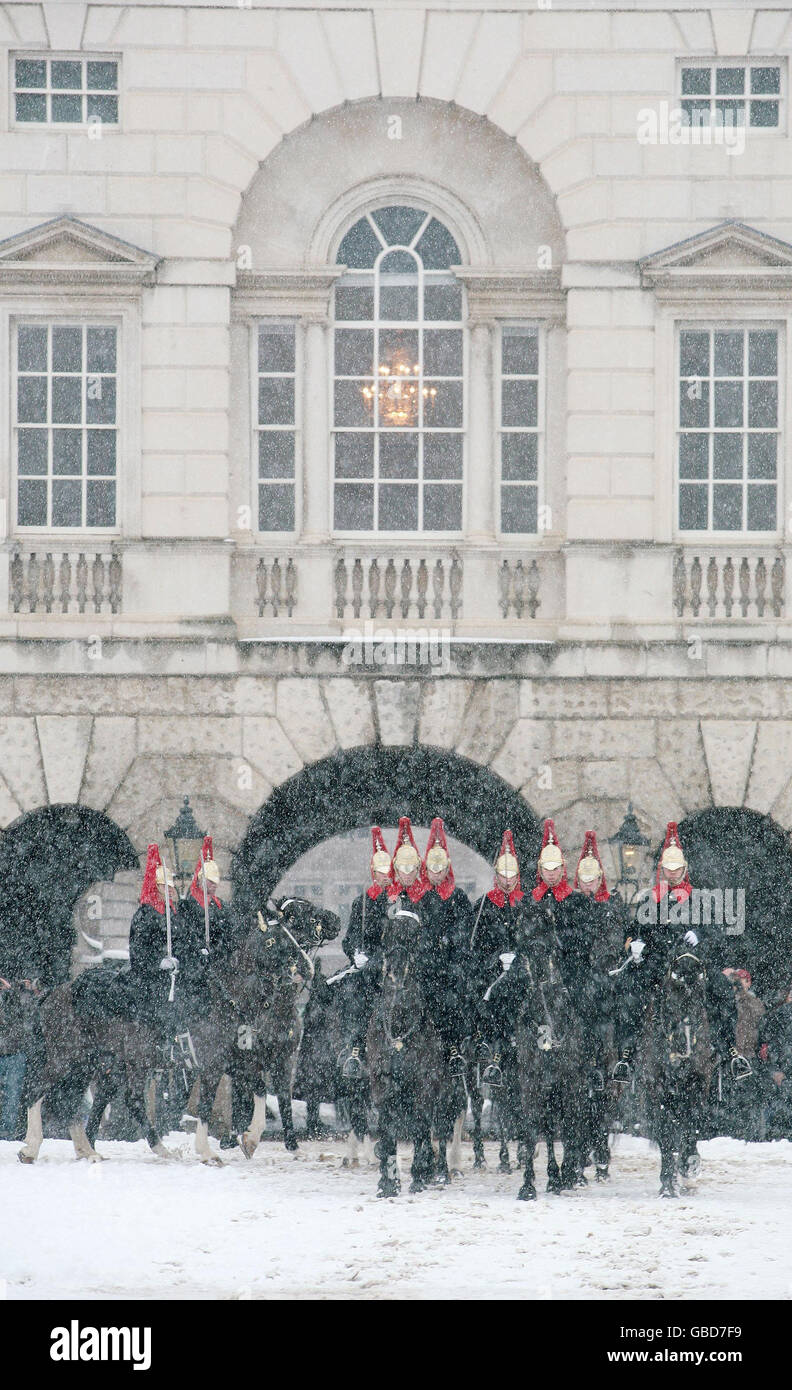 Le Blues and Royals Regiment of the Household Cavalry retourne à leurs casernes dans le centre de Londres après la cérémonie de changement de la Garde sur Horse Guards Parade. Banque D'Images