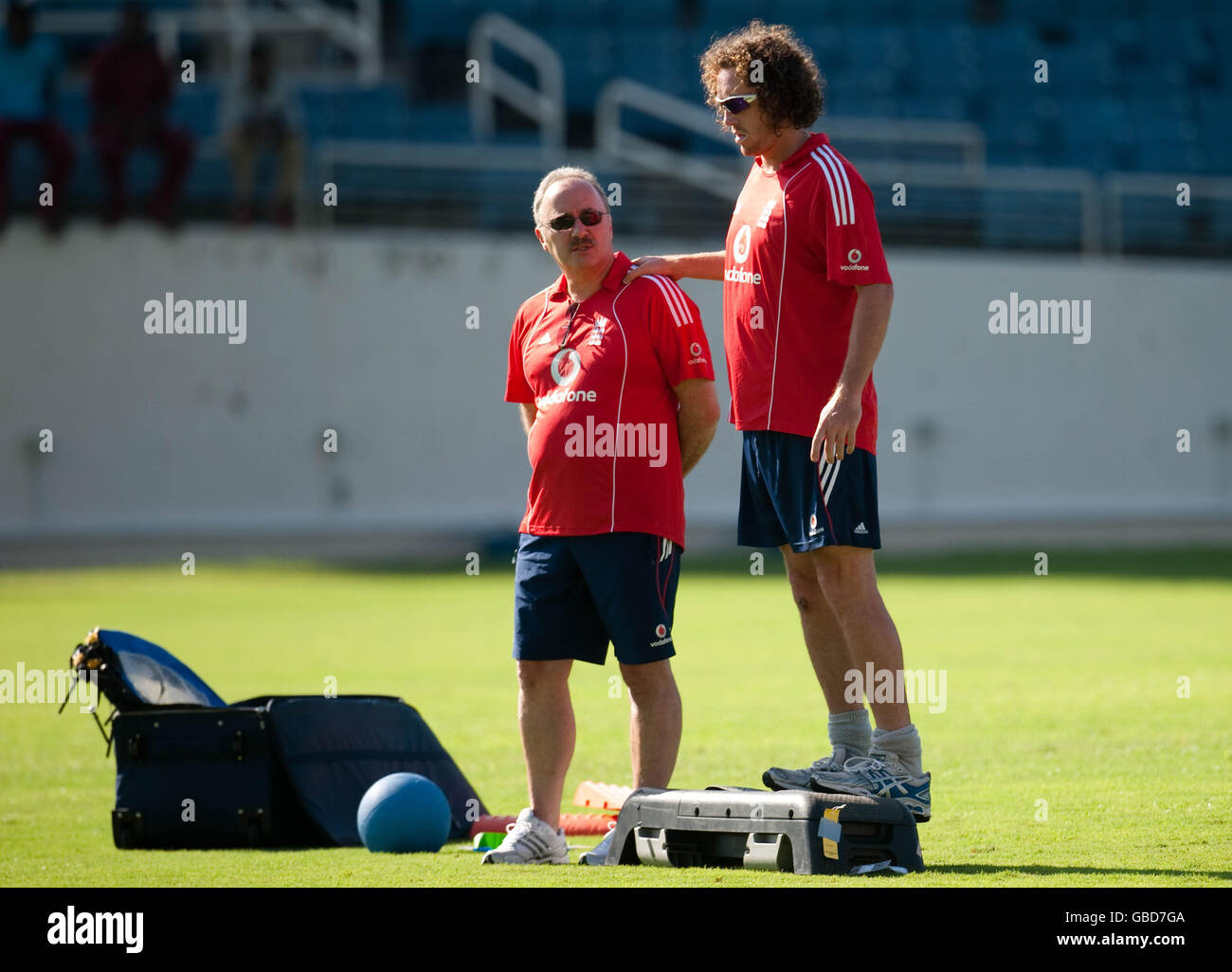 Le Ryan Sidebottom d'Angleterre se réchauffe avec le docteur de l'équipe Michael Stone lors d'une session de filets à Sabina Park, Kingston, Jamaïque. Banque D'Images