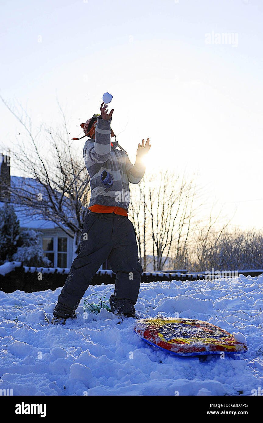 Les enfants près de Trim, County Meath lancent des boules de neige les uns aux autres. Banque D'Images