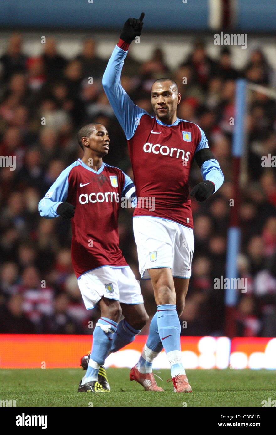 Football - FA Cup - quatrième tour Replay - Aston Villa v Doncaster Rovers - Villa Park.John Carew (à droite) d'Aston Villa célèbre son deuxième objectif. Banque D'Images