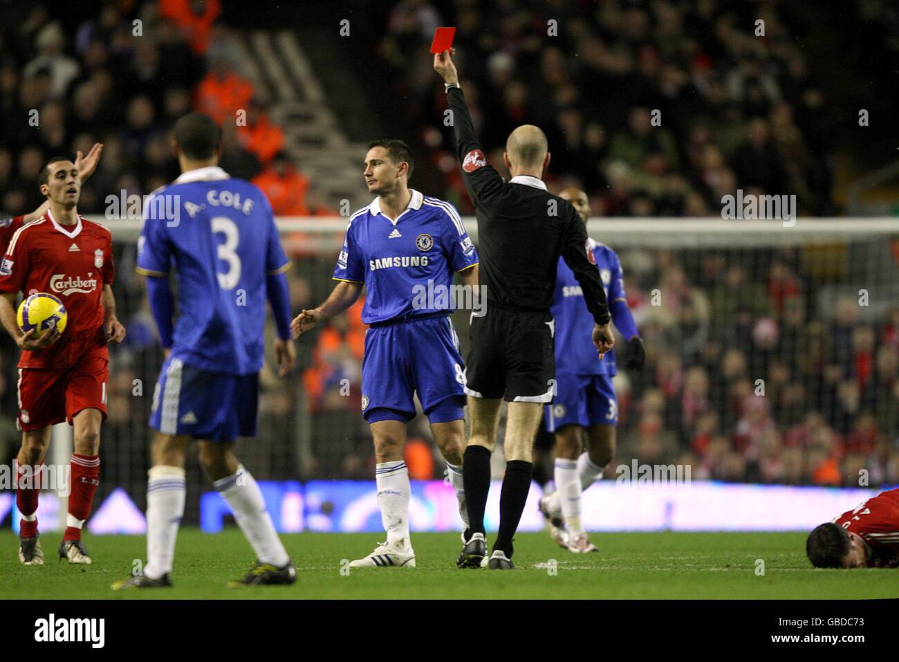 Football - Barclays Premier League - Liverpool / Chelsea - Anfield.Frank Lampard, de Chelsea, est envoyé par l'arbitre Mike Riley pour une faute sur Xabi Alonso, de Liverpool (à droite) Banque D'Images