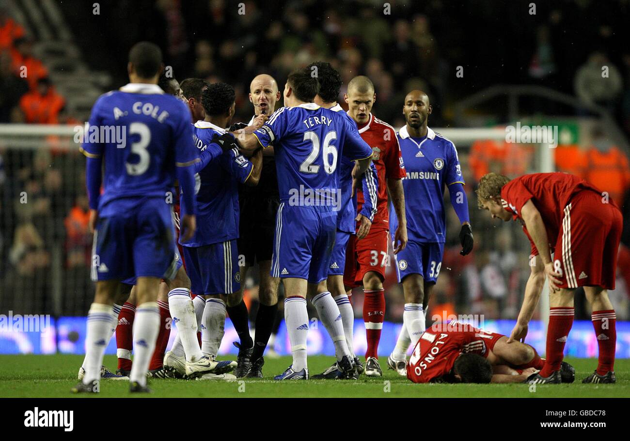 Les joueurs des deux côtés se confrontent après Frank de Chelsea Lampard a été envoyé par l'arbitre Mike Riley pour un Fouiller Xabi Alonso de Liverpool Banque D'Images Les joueurs des deux côtés se confrontent après Frank de Chelsea Lampard a été envoyé par l'arbitre Mike Riley pour un Fouiller Xabi Alonso de Liverpool Banque D'Images