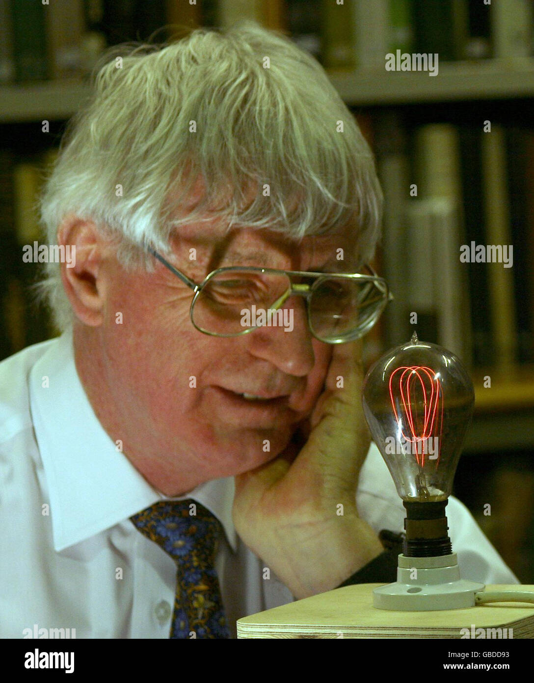 Dr Ian Edwards de l'Université de Newcastle avec une première ampoule à filament de carbone du début des années 1900, alors que la recherche est lancée pour découvrir la plus ancienne ampoule encore brillante dans une maison britannique, à la Société littéraire et philosophique, Westgate Road, Newcastle-upon-Tyne. Banque D'Images
