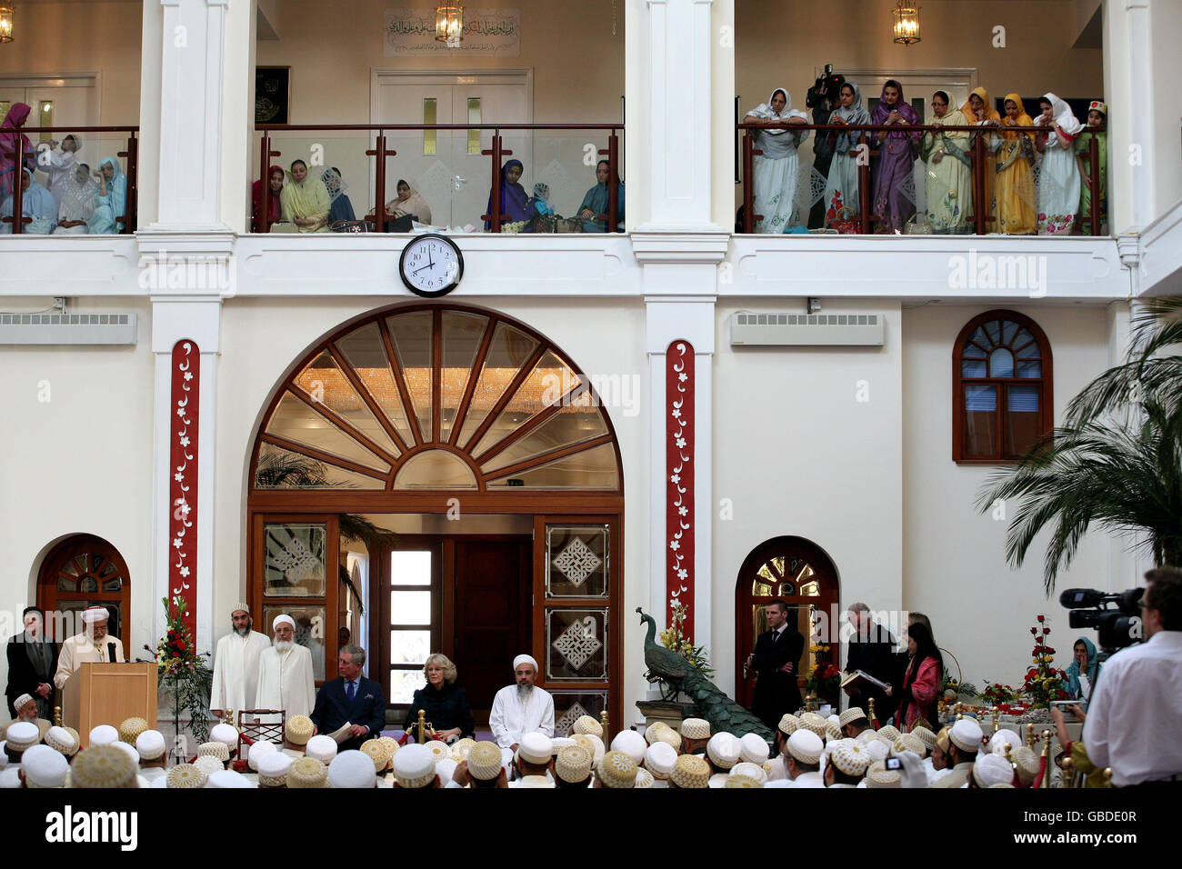 Le prince de Galles et la duchesse de Cornouailles à l'intérieur de la mosquée Dawoodi Bohra, connue sous le nom de 'Husaini Masjid', à Northolt, dans l'ouest de Londres. Banque D'Images