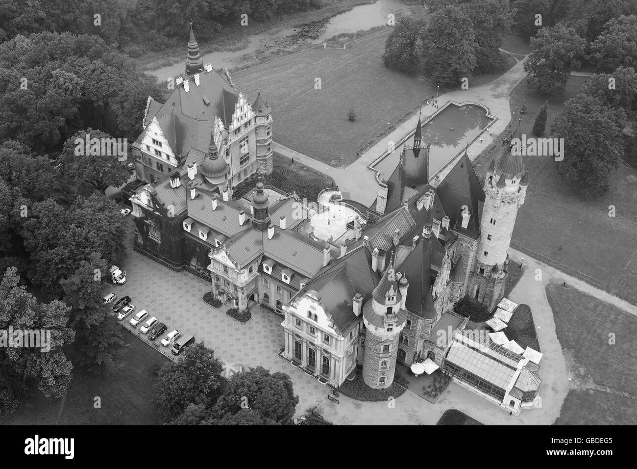 VUE AÉRIENNE.Château de Moszna.Voivodeship d'Opole, Pologne. Banque D'Images