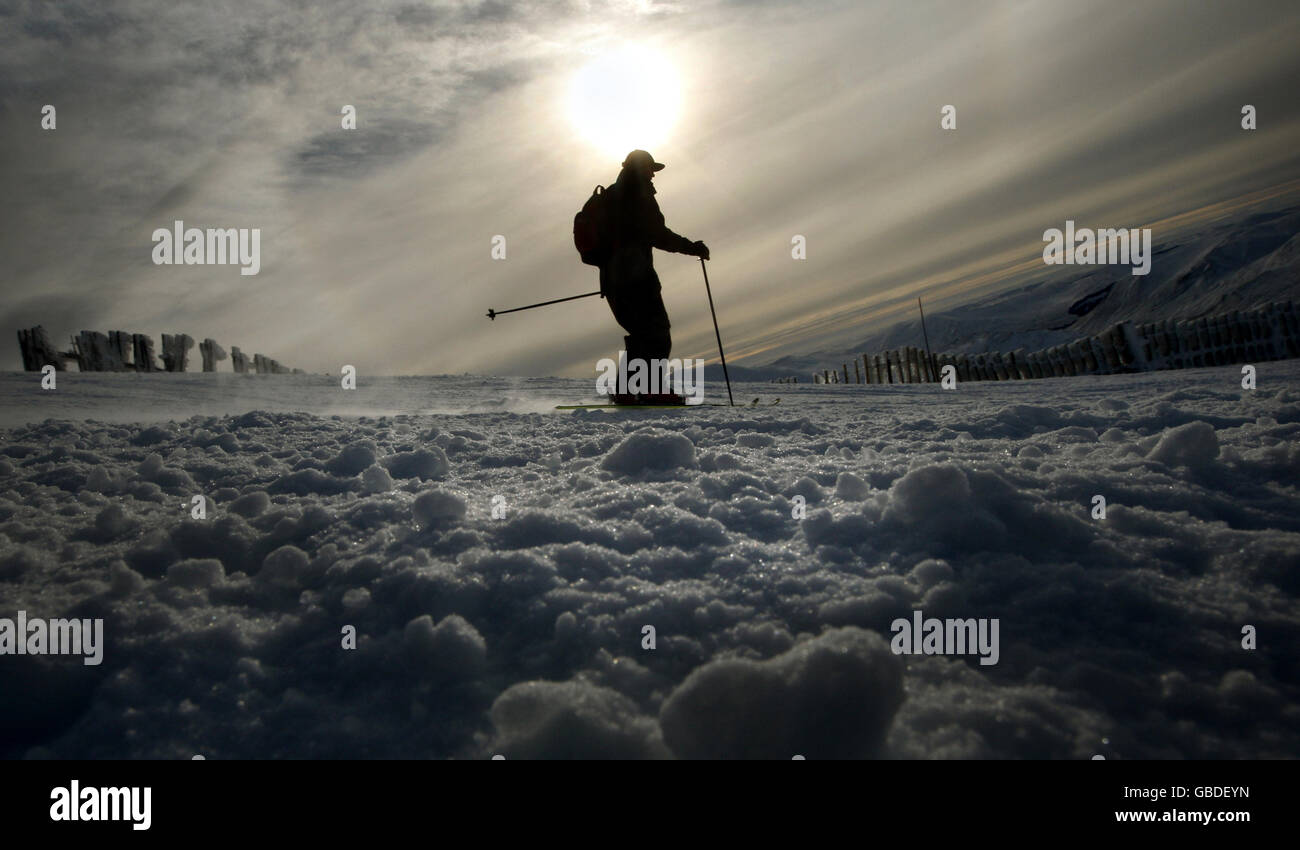 Un skieur sur Glenshee en Écosse à la suite de la chute de neige récente. Banque D'Images