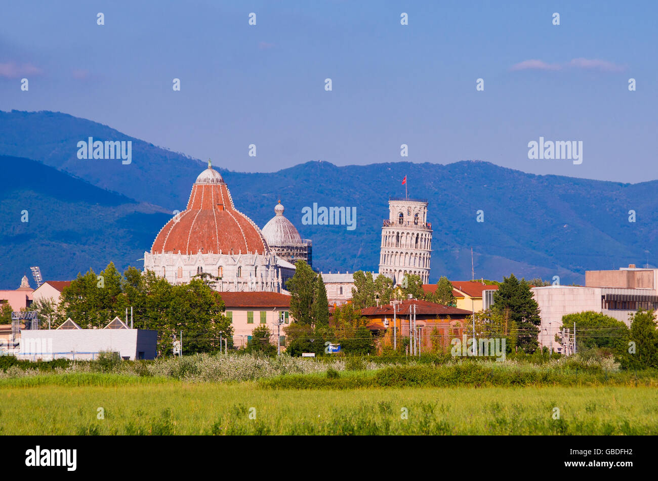Elle est considérée comme la Tour de Pise et la cathédrale des dômes et le baptistère, d'arriver à Pise à partir de la campagne Banque D'Images