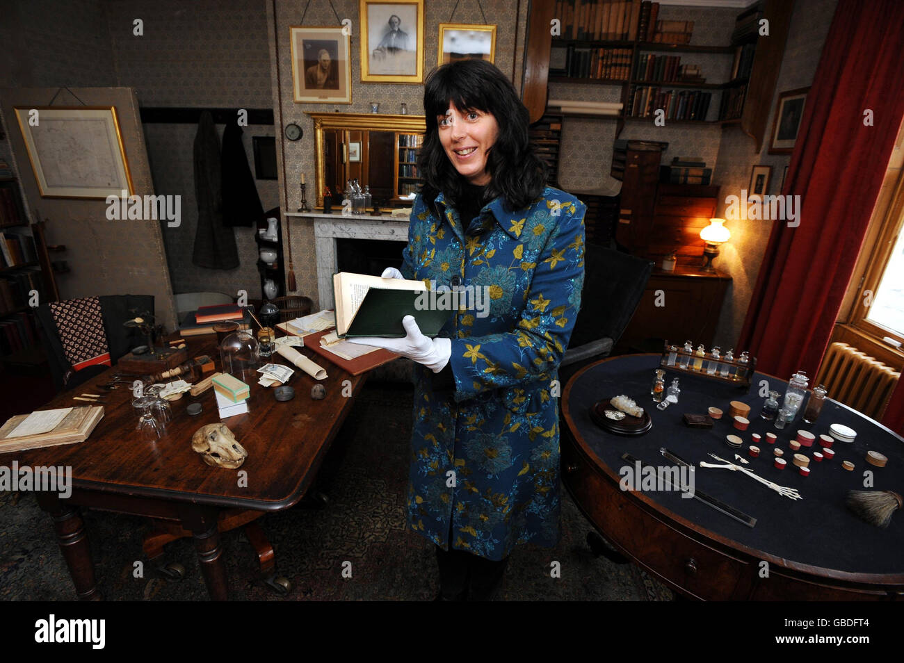La grande et grande petite fille de Charles Darwin, botaniste Sarah Darwin, dans son étude à Down House, Kent, tenant pour la première fois, une première édition de 1859 de son texte pionnier de l'histoire naturelle, l'origine des espèces. English Heritage a créé une nouvelle exposition à la maison, qui comprend de nombreuses expositions invisibles, pour marquer le 200e anniversaire de sa naissance le 12 février qui s'ouvre au public le 13 février. Banque D'Images