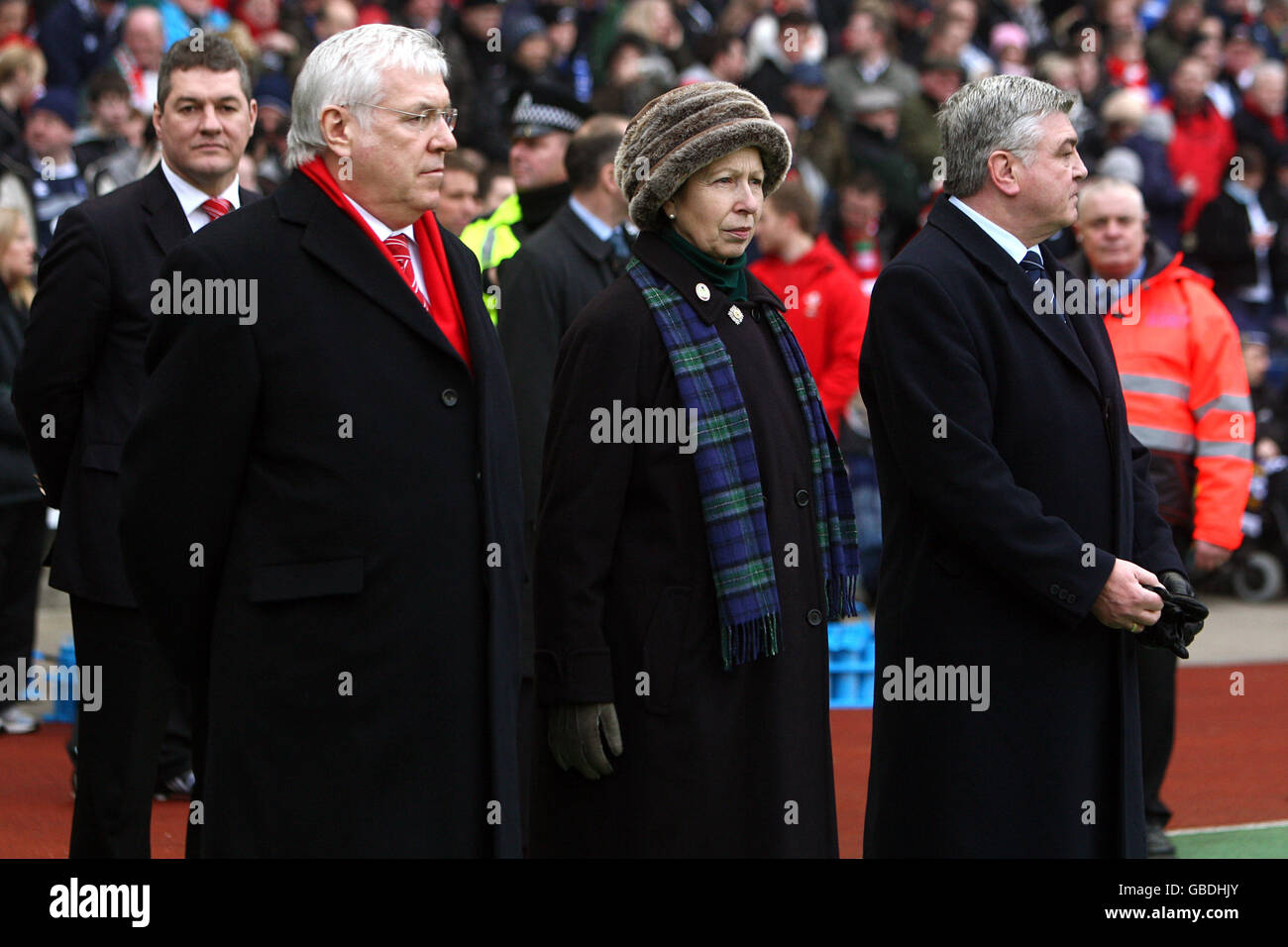 La princesse Anne observe l'hymne national écossais après avoir rencontré les joueurs écossais, alors que les équipes se réunissent avant le début du match. Banque D'Images