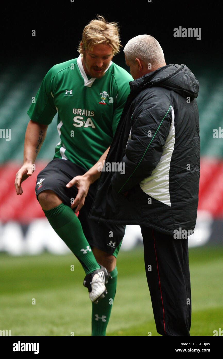 Andy Powell (à gauche) discute avec l'entraîneur Warren Gatland pendant la séance d'entraînement au Millennium Stadium, Cardiff. Banque D'Images
