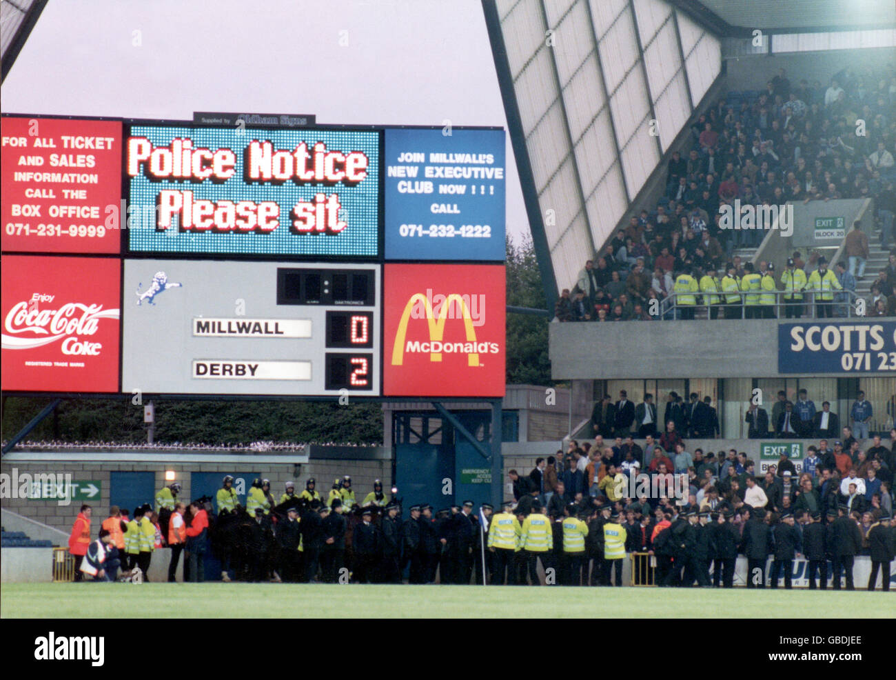 Un cordon de policiers garde les fans de Millwall après un Énorme invasion de terrain au cours de laquelle plusieurs joueurs du comté de Derby étaient perforé et à coups de pied Banque D'Images