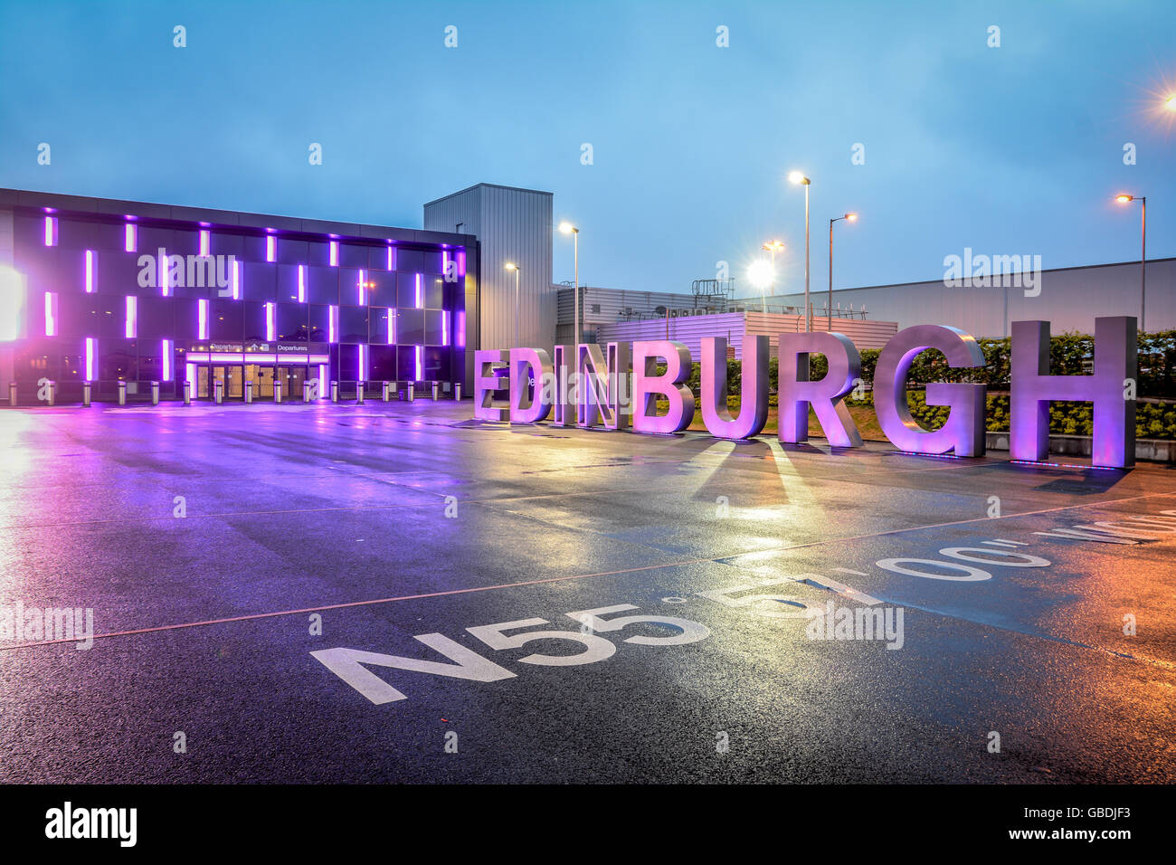 Edimbourg, Ecosse, ROYAUME UNI - 14 juin 2016 : l'aéroport d'Édimbourg après la pluie au crépuscule. Banque D'Images