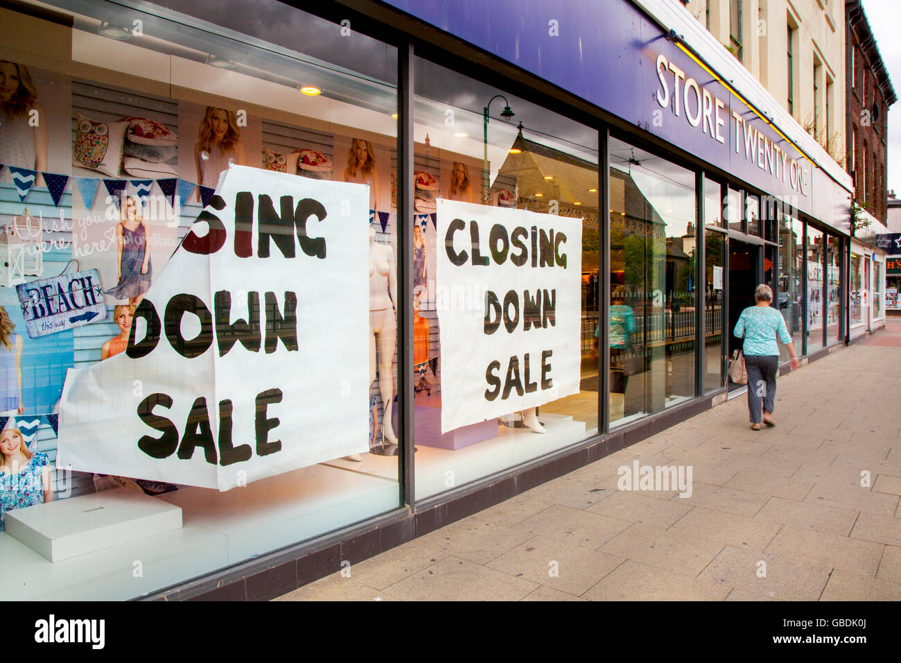 La fermeture de la vente, la vente, l'entreprise, signer, shop, la fermeture, le magasin de vente d'affaires avant d'affiches dans vingt et un magasin de fenêtre, Fleetwood, Lancashire, UK Banque D'Images