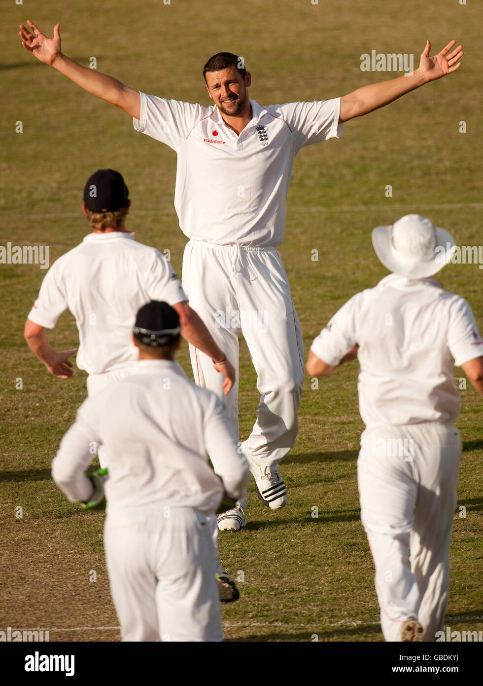 Steve Harmison, en Angleterre, célèbre le départ du capitaine indien de l'Ouest Chris Gayle lors du troisième test au terrain de jeux d'Antigua, à St Johns, Antigua. Banque D'Images