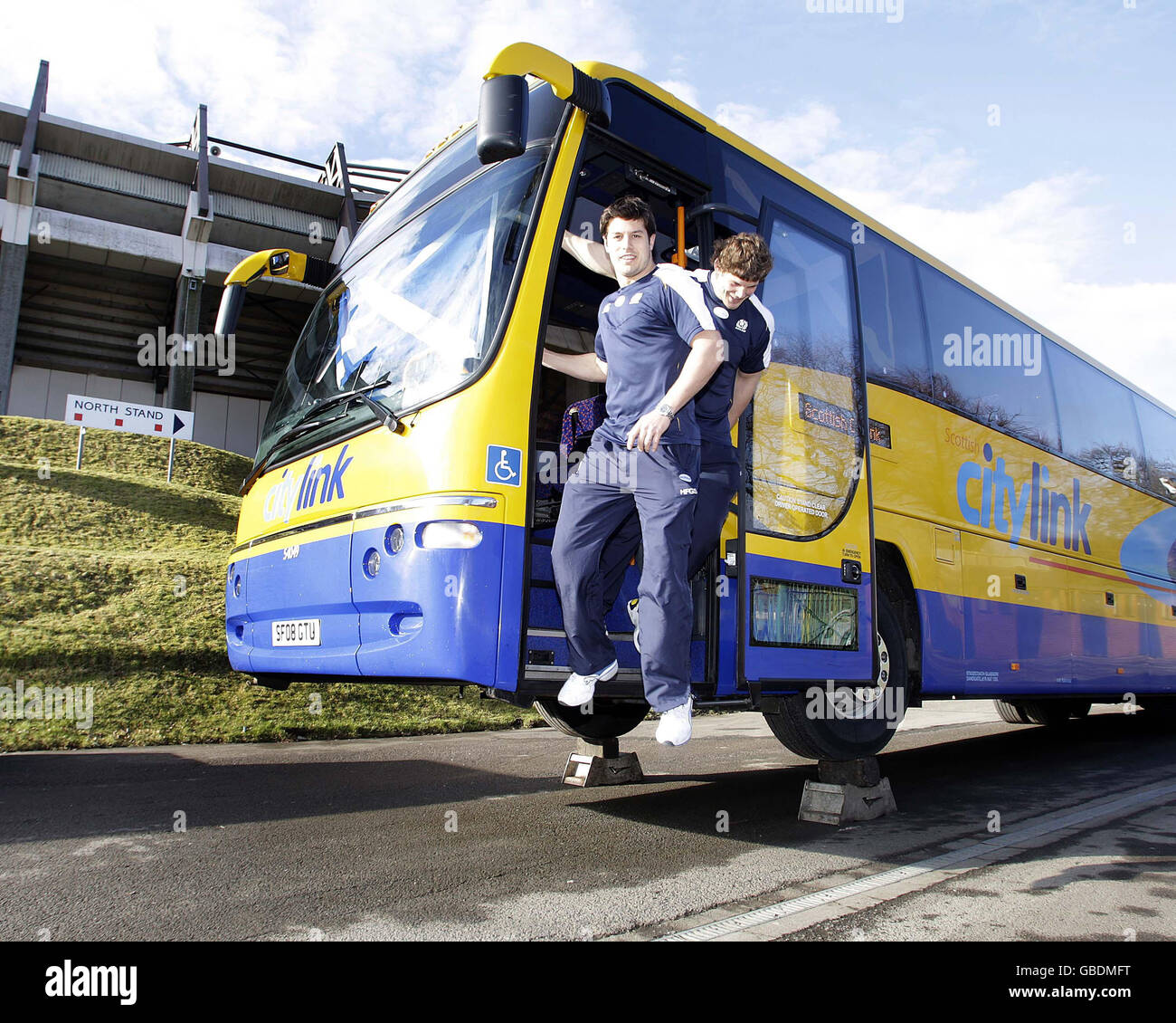 En Écosse, Ross Ford (à droite) et Hugo Southwell (à gauche) donnent aux bus Citylink l'ascenseur idéal avant le match Ecosse / Italie, le samedi 28 février 2009.La Scottish Rugby Union s'est associée à la compagnie de bus Scottish Citylink pour présenter un billet à prix réduit pour le jour du match pour tous les supporters visitant le stade de Murrayfield. Banque D'Images