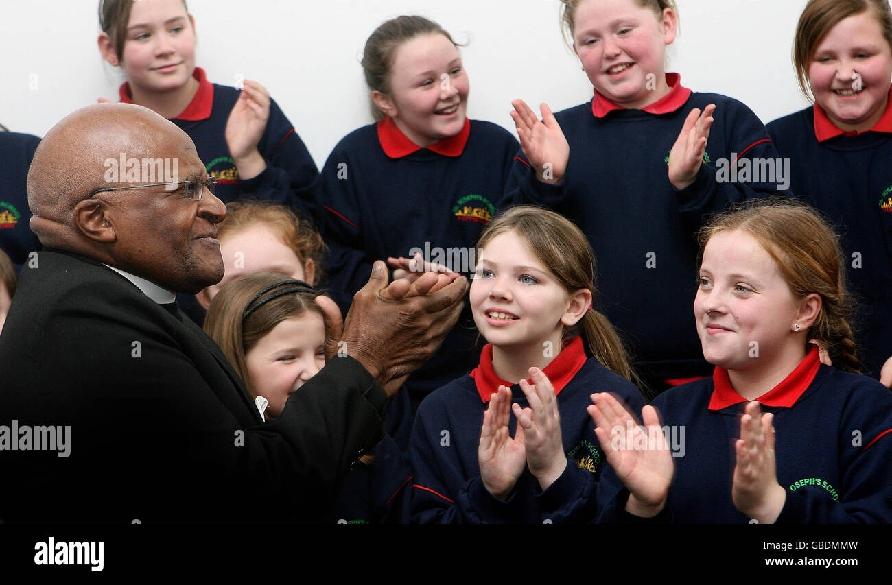 L'archevêque Desmond Tutu avec des écoliers à l'ouverture de la salle de musique de l'école St Joseph's Senior School à Ballymun. Banque D'Images