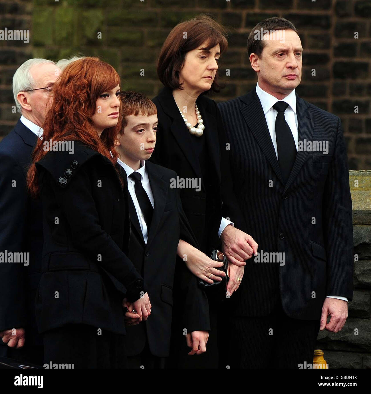 Donato et Joanne Anobile, accompagnés de leur fils Alex et de leur fille Gabriella, arrivent à l'église St Marc, Mosborough, Sheffield, pour les funérailles de leur fille Francesca Anobile, 16 ans, qui est décédée lors d'un accident de luge au parc régional de Rother Valley, dans le South Yorkshire, le 3 février. Banque D'Images