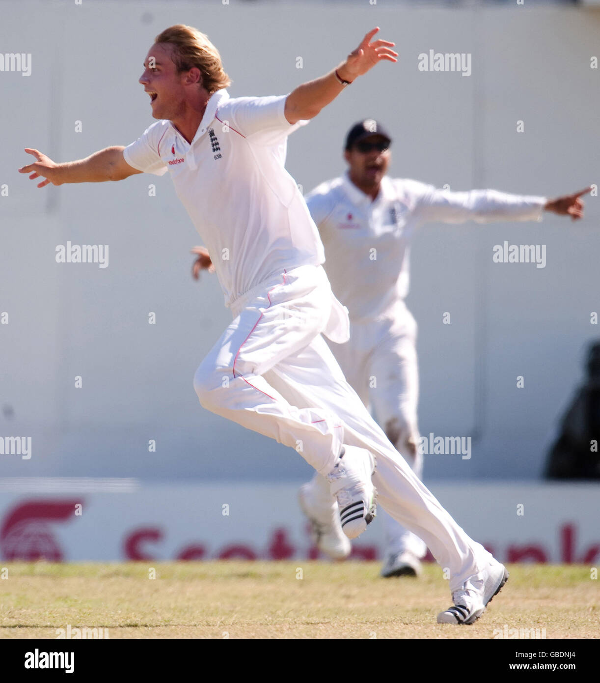 Stuart Broad, en Angleterre, célèbre le rejet de Shivnarine Chanderpaul des Indes occidentales lors du troisième test au terrain de loisirs d'Antigua, à St Johns, Antigua. Banque D'Images