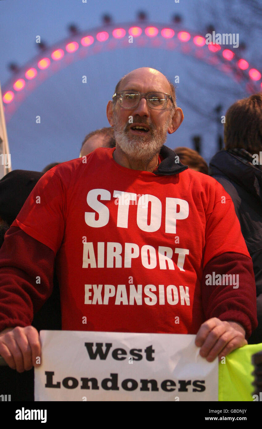 Les manifestants manifestent devant Downing Street à Westminster, Londres, contre la construction d'une troisième piste à l'aéroport d'Heathrow. Banque D'Images