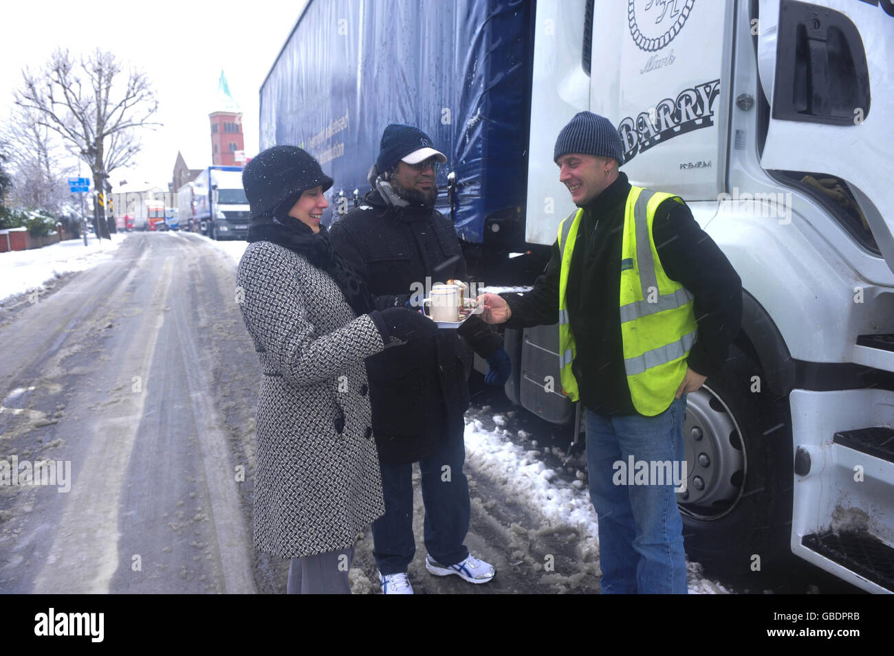 Les bons Samaritains Safeena Shabir, (à gauche) et le frère Zaheer, qui vivent sur la A37 Wells Road, Totterdown, Bristol, ont passé la matinée à donner du thé et des biscuits aux chauffeurs de camion échoués, y compris Mark Chapman. Banque D'Images