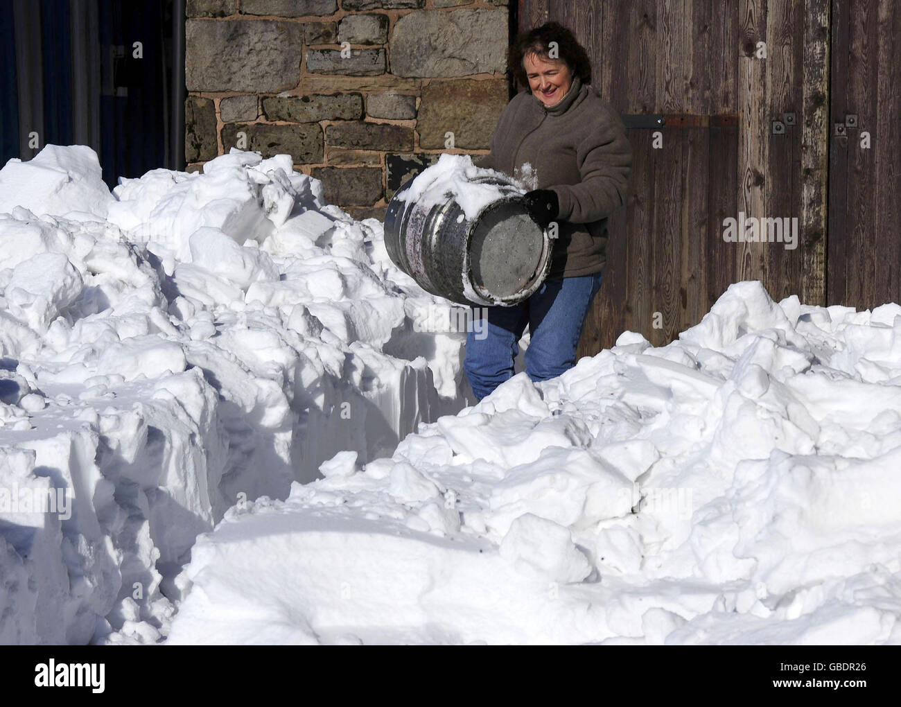 Landlady Tracy Daly change les barils au plus haut pub de Grande-Bretagne, le Tan Hill Inn, qui se trouve à 1732 mètres sur le sommet des Pennines. Banque D'Images