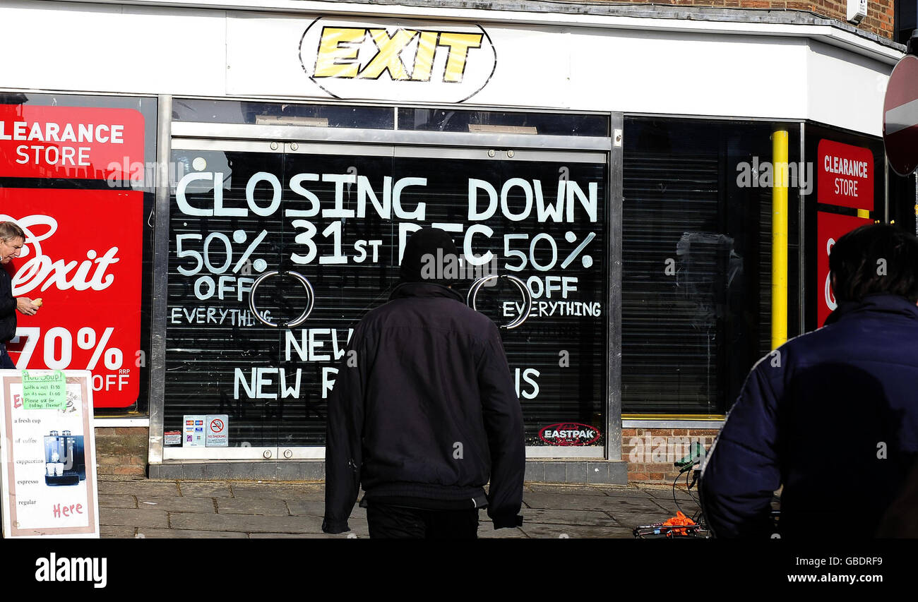Crise économique.Boutiques dans le centre-ville de York avec des panneaux de vente et de fermeture dans les fenêtres. Banque D'Images