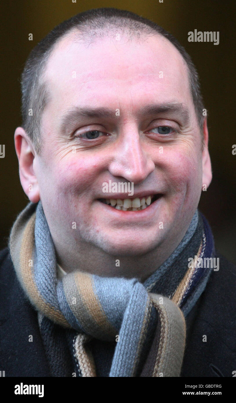 Cllr. Darren Johnson AM, membre du Parti Vert à l'Assemblée de Londres, se joint à un ouvrier souterrain alors qu'il proteste contre les projets d'emplois, devant le siège du réseau à la station St James Park de Londres. Banque D'Images