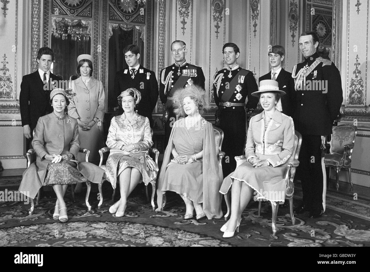 La Reine mère avec des membres de la famille royale dans la salle de dessin blanche à Buckingham Palace aujourd'hui après le service d'action de grâce en l'honneur de son 80e anniversaire à la cathédrale Saint-Paul. Banque D'Images