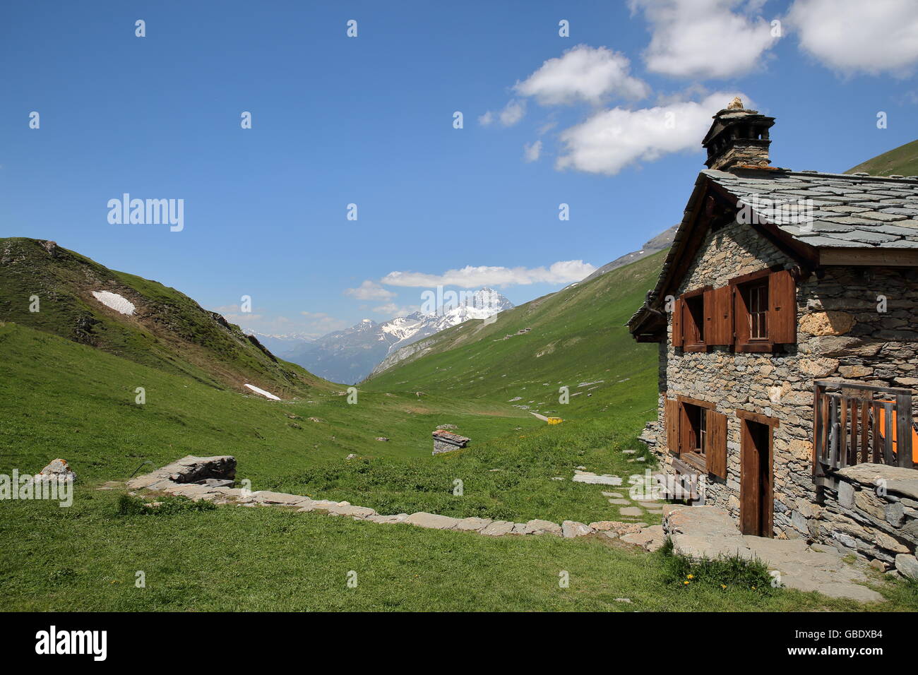 Le refuge de Vallonbrun avec La Dent Parrachée en arrière-plan, du Parc National de la Vanoise, Alpes du Nord, Savoie, France Banque D'Images