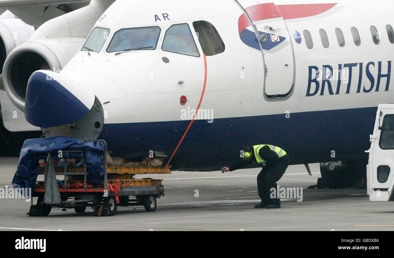 Accident d'avion.Un avion endommagé de British Airways est examiné à l'aéroport City de Londres après un atterrissage en catastrophe. Banque D'Images