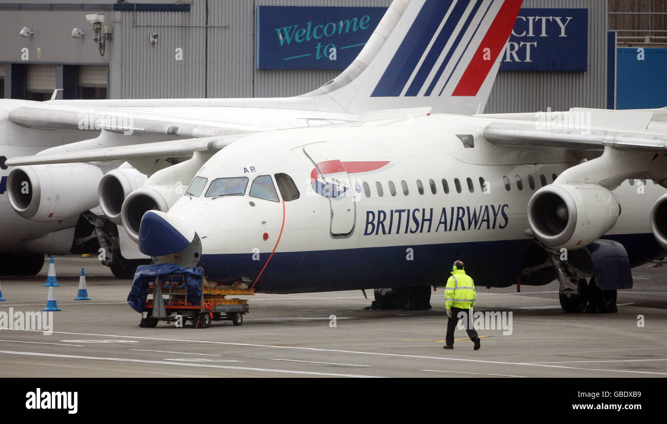Accident d'avion.Un avion endommagé de British Airways est examiné à l'aéroport City de Londres après un atterrissage en catastrophe. Banque D'Images