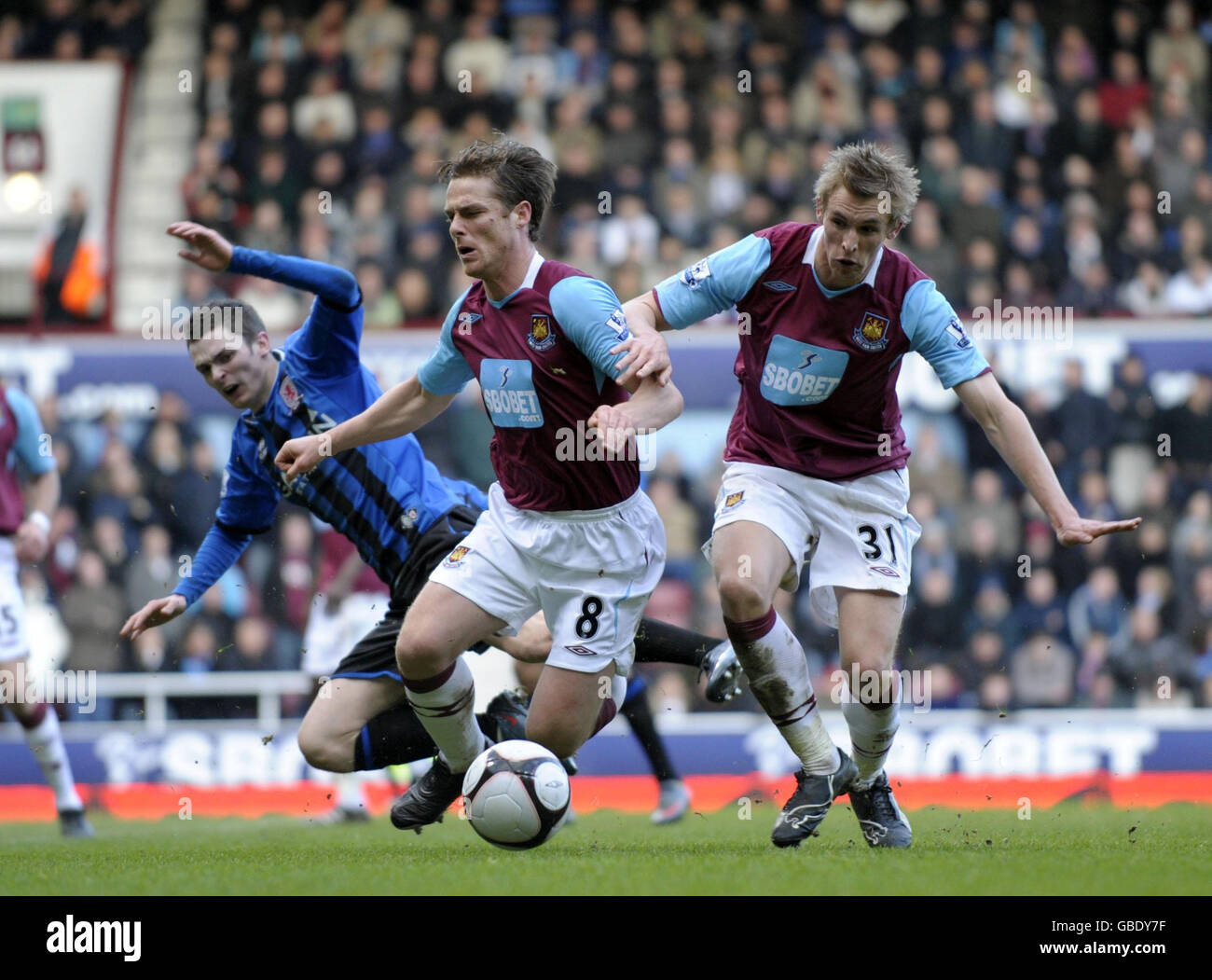 Scott Parker de West Ham s'attaque à Adam Johnson de Middlesbrough lors du cinquième tour de la coupe FA à Upton Park, Londres. Banque D'Images