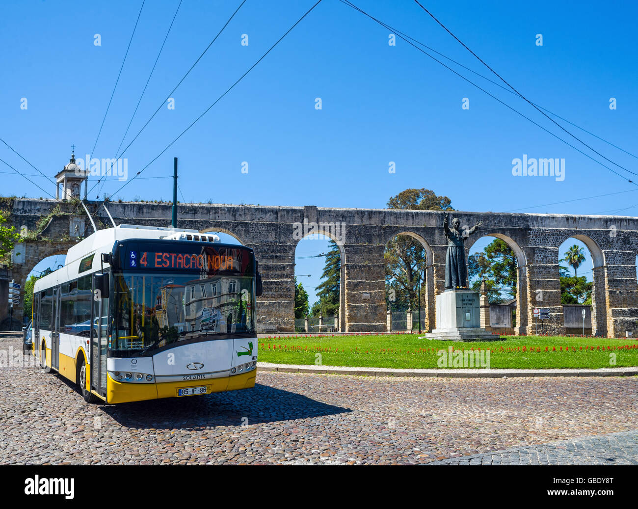 Bus typique de Coimbra crossing en face de la statue du Pape Jean Paul II et l'Aqueduto de Sao Sebastiao aqueduc. Portugal Banque D'Images