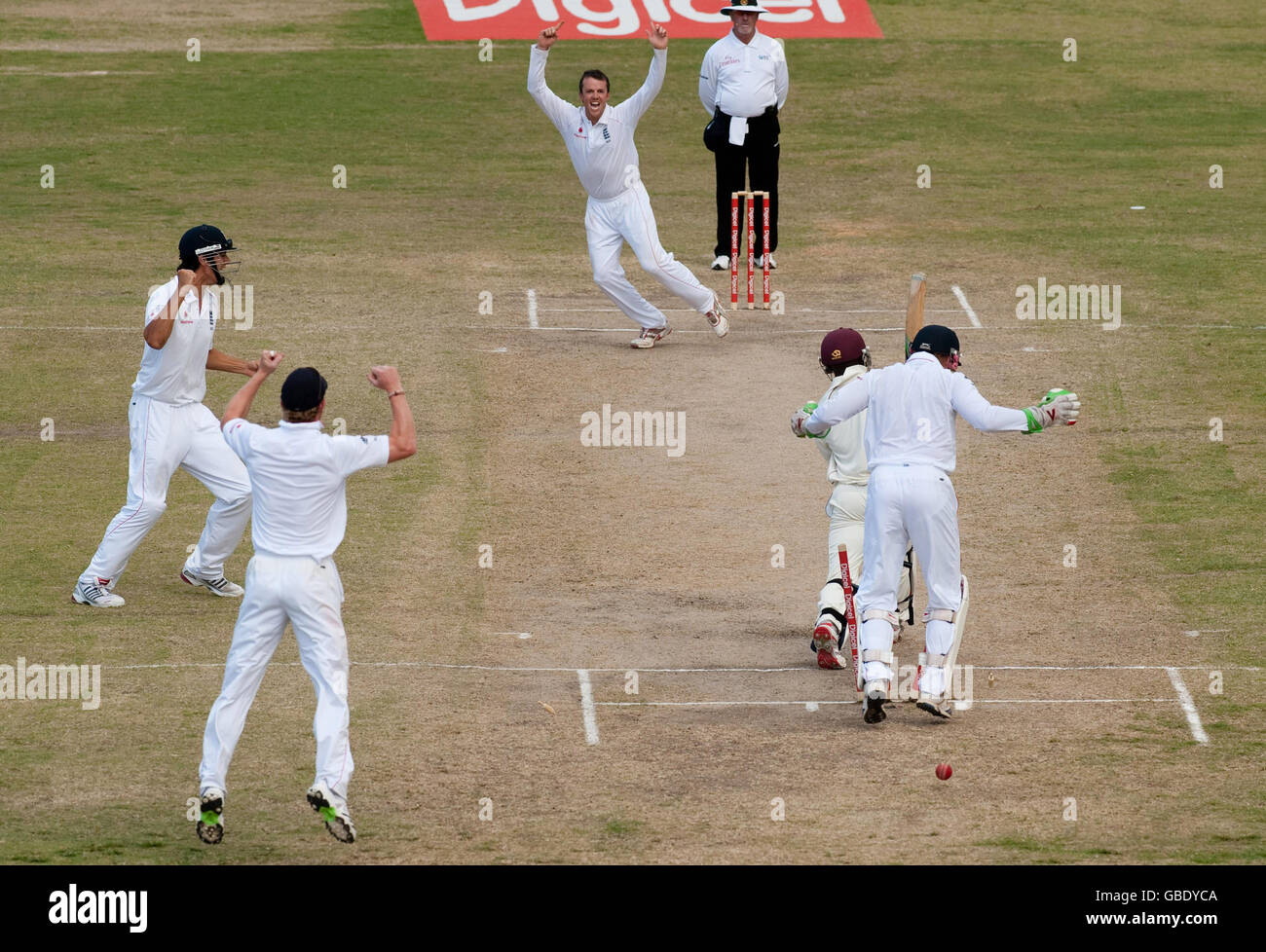 Graeme Swann (ci-dessus) célèbre après le bowling Devon Smith des West Indies lors du troisième test au terrain de jeux d'Antigua, St Johns, Antigua. Banque D'Images