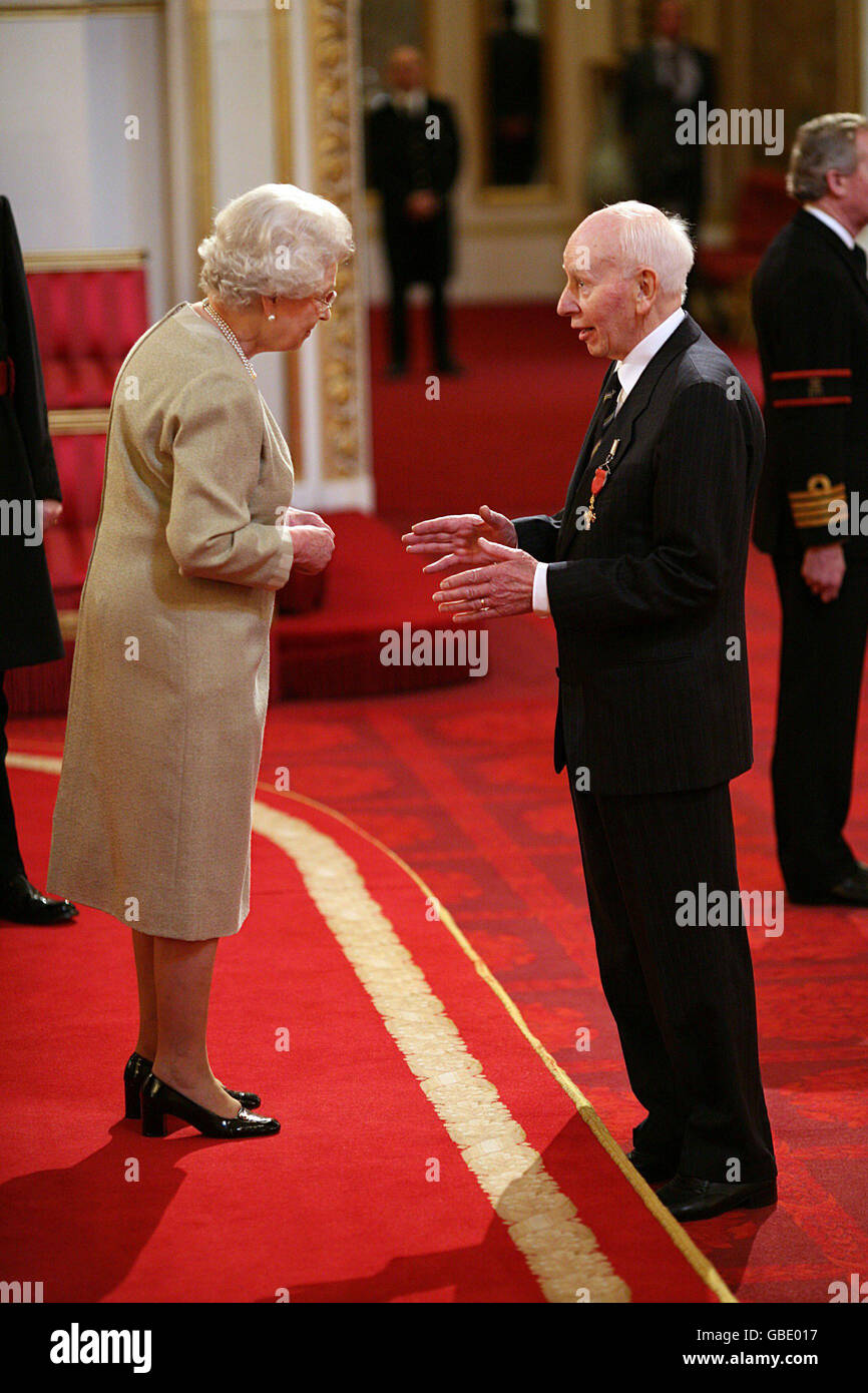 John Surtees reçoit un OBE de la reine Elizabeth II de Grande-Bretagne à Buckingham Palace, Londres. Banque D'Images